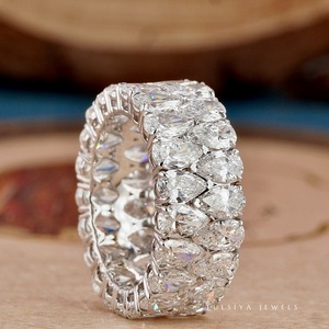 Bague en diamant de joaillerie fine et glamour avec un design à trois pierres et un éclat brillant pour des moments mémorables - Product Image 3