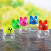 Vente en gros usine : Mini aquarium portable en plastique pour poissons QQ, tortues et méduses, idéal pour présentoir de stand de rue, accessoire d'aquarium