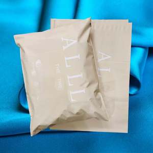 Sacs d'expédition pour vêtements en poly biodégradable, auto-adhésifs, imperméables, de conception personnalisée, pour chaussettes et vêtements - Product Image 1