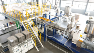 Ligne de production de rouleaux de membrane imperméable renforcée en <span class=keywords><strong>film</strong></span> auto-adhésif à bas prix avec extrudeuse, calandreuse et colleuse - Product Image 2