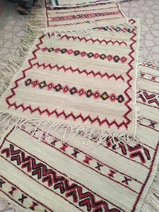 Tapis d'intérieur en paille écologique à motifs géométriques bohèmes faits à la main, avec tailles et couleurs personnalisables - Product Image 4