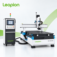 Machine de gravure sur bois CNC 4 axes de taille 1325, routeur à bois industriel pour la sculpture 3D, la fabrication de meubles et les entreprises de sculpture.