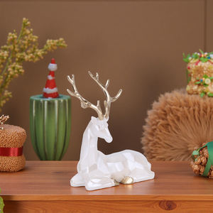 Statuette di Cervi Contemporanee Redeco, Arte in Resina Geometrica, Design Oro e Bianco, Decorazione Natalizia Moderna per Esposizione su Mensole - Product Image 5