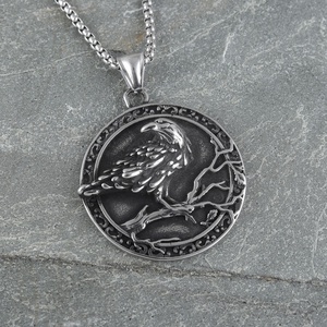 Collar de Acero Inoxidable para Hombre con Amuleto Nórdico Vikingo de Nudo de Cuervo de Odín, Colgante con Patrón Animal y Diamantes con Baño de Oro de 18K - Product Image 1