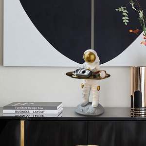 Statue d'astronaute en résine d'Europe du Nord, support de rangement pour clés, figurine d'astronaute moderne, plateau de rangement de bureau, accessoires de décoration intérieure - Product Image 5