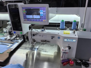 Machine de soudure laser entièrement automatique pour poches, entretenue par Tomsewing pour l'usine de vêtements de sport. - Product Image 2