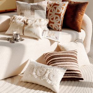 Funda de Almohada Lumbar Rectangular Color Crema, Decorativa, Estilo Boho, con Detalles Acolchados y Borlas - Product Image 2