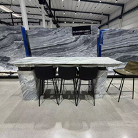 Table de bar en marbre bleu Serpeggiante naturel 1800x600mm, piédestal en pierre cannelée, finition brillante, monolithique, vente en gros pour bars et hôtels