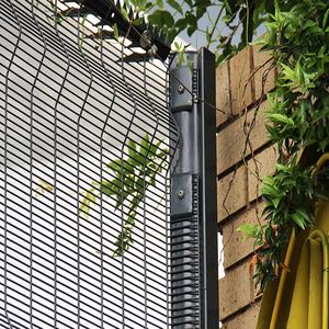 南アフリカ製クリアビュー フェンストッパー（スパイク付き）358型登攀防止フェンス、粉体亜鉛メッキコーティング、テーパーロック式支柱、クリアビュー フェンス - Product Image 2