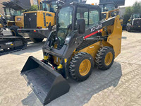 Chargeuse compacte orientée vers la productivité XC7SR10, capacité nominale de 1,1 tonne, godet de 0,6 m³ pour les travaux de maintenance routière municipale