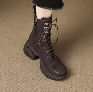 Bottines courtes en cuir de créateur pour femme avec fermeture éclair pointue, talon compensé, collection automne-hiver, style western - Product Image 3