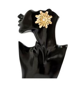 Pendientes de Perlas Retro de Estilo Europeo Americano con Diseño de Pétalos de Crisantemo, Estilo Exagerado y de Nicho - Product Image 6