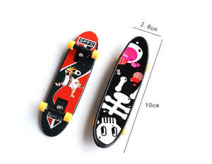 Vente en gros bon marché de mini planches de skateboard à doigts en plastique planche à roulettes de décoration de table jouet pour enfants ensemble populaire - Product Image 1