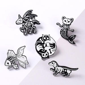 Épingle de revers en métal sur mesure, décor d'horreur punk gothique, badge en émail pour squelette d'halloween - Product Image 1