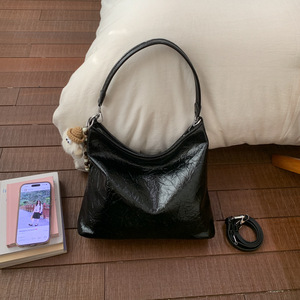 Sac à main hobo doux et moelleux, <span class=keywords><strong>brillant</strong></span> et froissé, pour <span class=keywords><strong>femme</strong></span>, en tissu PU souple, grande capacité, idéal pour les trajets quotidiens - Product Image 3