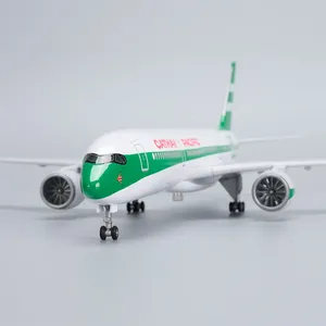Modelo de Avión de Resina a Escala 1/142 de 47 cm de Cathay Pacific Airways <span class=keywords><strong>Airbus</strong></span> <span class=keywords><strong>A350</strong></span>-<span class=keywords><strong>900</strong></span> con la Decoración del 80 Aniversario y Ruedas - Product Image 2