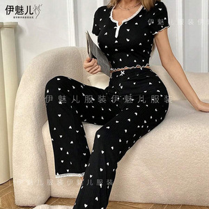 Conjunto de pijama informal para mujer, con estampado de corazones, estilo europeo y americano, de manga corta, color negro. - Product Image 1