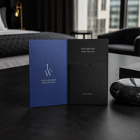Folder Kartu Kunci Kamar Biru Bauhaus Cetak Khusus Dengan Tanda Heksagon Garis dan Detail Wifi untuk Paket Perlengkapan Hotel
