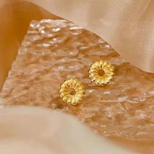 <span class=keywords><strong>Orecchini</strong></span> Pendenti Chris April Daisy in Argento Sterling 925 Placcati Oro 18k con Ciondolo a Fiore Opaco - Product Image 2