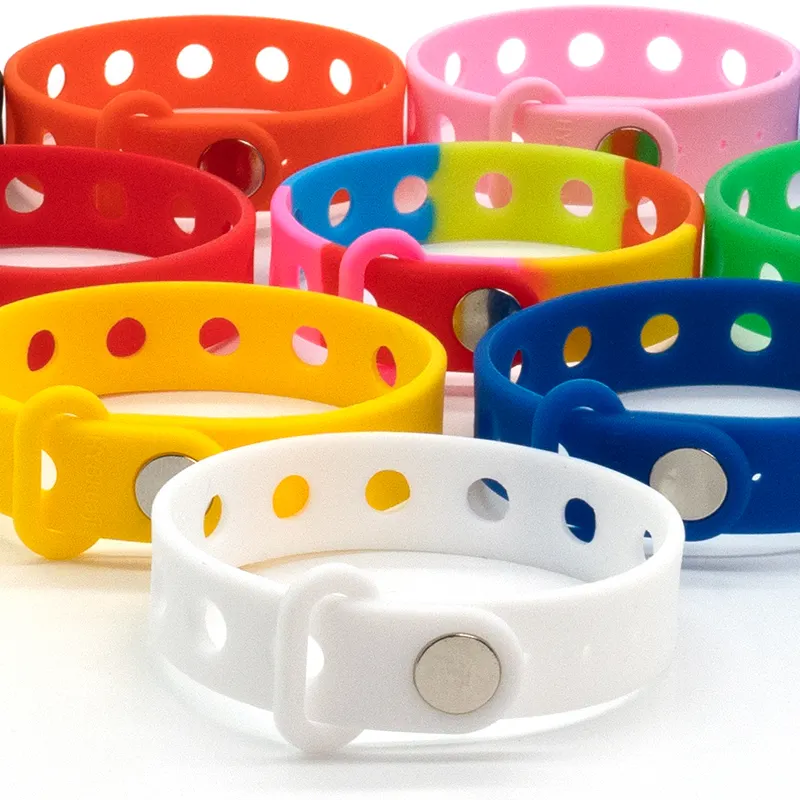 Bracelet en silicone en caoutchouc souple multicolore personnalisé de 21cm bracelet en silicone coloré avec trous pour la vente en gros de breloques de chaussures