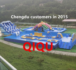 QIQU Parque Acuático Inflable Gigante Comercial, Equipo con Certificación CE, Tobogán de Obstáculos de PVC de 0.9 mm, Capacidad para 50-300+ Personas - Product Image 2
