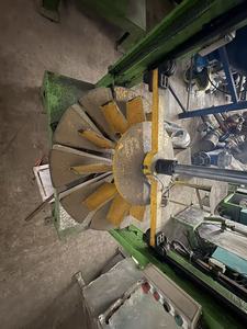 Gebruikt merkloze motorfietsbandenverpakkingsmachine met kerncomponenten zoals tandwielmotor, PLC en motorfietsbandenkrimpmachine. - Product Image 3