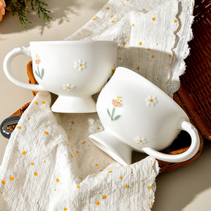 Mug à café en céramique à fleurs en relief de 450 ml, tasse élégante en porcelaine pour le thé - Product Image 2