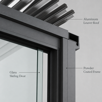 Pergola bioclimatique autoportante en aluminium avec toit à lames orientables et portes coulissantes en verre pour ombrage extérieur