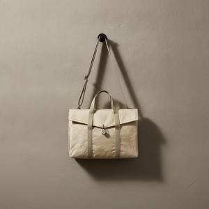 Sac bandoulière unisexe en Tyvek écru, plissé sculpté, avec soufflet et fermeture éclair discrète, finition nickel mat, personnalisable avec logo, idéal pour le commerce. - Product Image 3