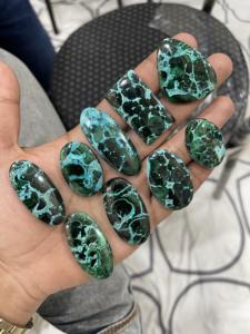 Lot de cabochons en chrysocolle et malachite : pierres précieuses de formes variées pour la fabrication de bijoux, prix en gros - Product Image 2