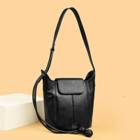 Sac seau de luxe en cuir de vachette souple avec cordon de serrage et joli pendentif boule pour femme, sac à bandoulière rond tendance pour le quotidien