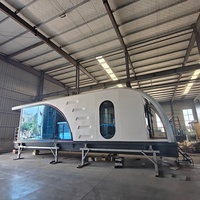 Capsule de vie flottante en aluminium à vendre – Unité préfabriquée moderne pour l'hébergement touristique extérieur