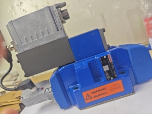 ระบบควบคุมทิศทางแบบสัดส่วน R901401742 4WRLE16V200M-4X/MXY/24A1 - Product Image 2
