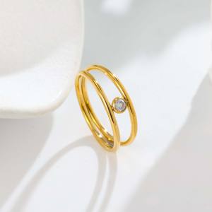 Bague unisexe en acier inoxydable plaqué or 18 carats avec triple bande entrelacée et zircon unique - Forme de bande fine, style quotidien, luxe léger et élégant - Product Image 2