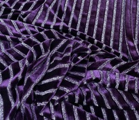 Tissu en velours côtelé polyester, élasthanne et lurex avec larges rayures métalliques pour robes, rideaux et décoration événementielle
