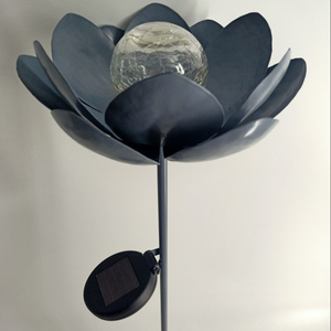 Lámpara Solar LED para Exteriores con Forma de Flor de Loto de Metal, Bola de Cristal con Luz Interior y Estaca - Product Image 1