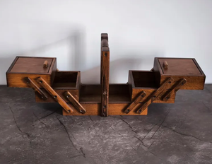 Boîte de présentation en bois personnalisée, organisateur de bijoux pliant fait à la main, boîte de poker sur mesure en bois de noyer - Product Image 3