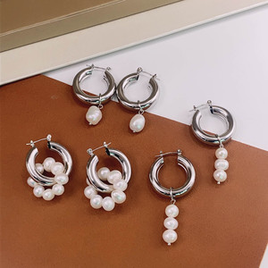 2025 nuevo diseño coreano mujeres niñas moda agua dulce perla gota pendientes elegantes de alta calidad 18K oro Huggie pendientes de aro - Product Image 3