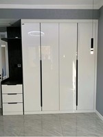 Armoire blanche avec tiroirs et finitions métalliques, style moderne minimaliste, porte à charnières, rangement pour chambre à coucher, gris