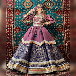 Lehenga Choli en soie rose et bleue avec broderies lourdes à motifs géométriques, robe de mariée ethnique longue pour femmes - Product Image 1