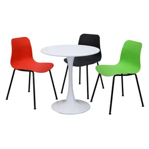 ホットな新製品家庭用家具プラスチック製の椅子とテーブル屋外ガーデンダイニングプラスチックスタッキングチェア