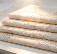 Tissu tissé de poids moyen avec broderie florale ajourée blanche et accents de perles tubulaires en sequins argentés pour abayas et hijabs de mariage