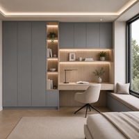 Armoires de bureau avec rangements hauts bleu-gris, bureau en chêne clair et étagères éclairées