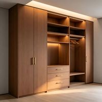 Meubles de chambre à coucher en bois modernes et luxueux sur mesure avec portes en verre et un placard ouvert pour la dressing