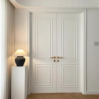 Porte d'entrée double en bois massif de style classique avec panneaux en bois, idéale pour les maisons de luxe