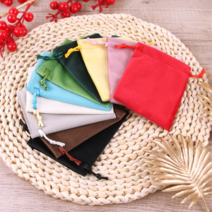 Pochette en velours luxueuse avec cordon de serrage et logo brodé personnalisé pour bijoux et emballage de cadeaux de mariage, petit sac haut de gamme - Product Image 2
