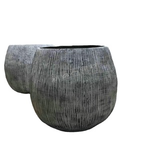 Maceta de hormigón New Magic Stone Grc con rayas verticales de 800 x 700 mm para decoración exterior. - Product Image 2