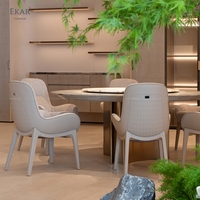 Table à manger circulaire contemporaine avec surface texturée superposée et base géométrique pour villa et restaurant
