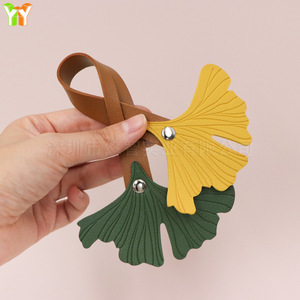 Colgante de bolso de piel sintética con hoja de ginkgo grabada, llavero creativo con hoja simulada en bloques de color, personalizable con logo. - Product Image 4