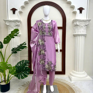 Conjunto de Salwar Kameez Morado Bordado con Flores, Traje Tradicional Indio Pakistaní con Dupatta para Bodas y Fiestas - Product Image 1